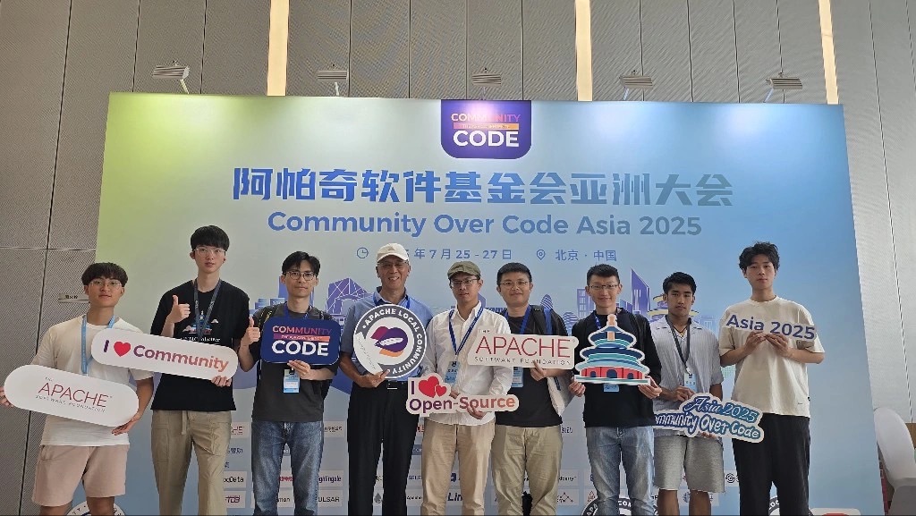 Apache CommunityOverCode Asia group photo