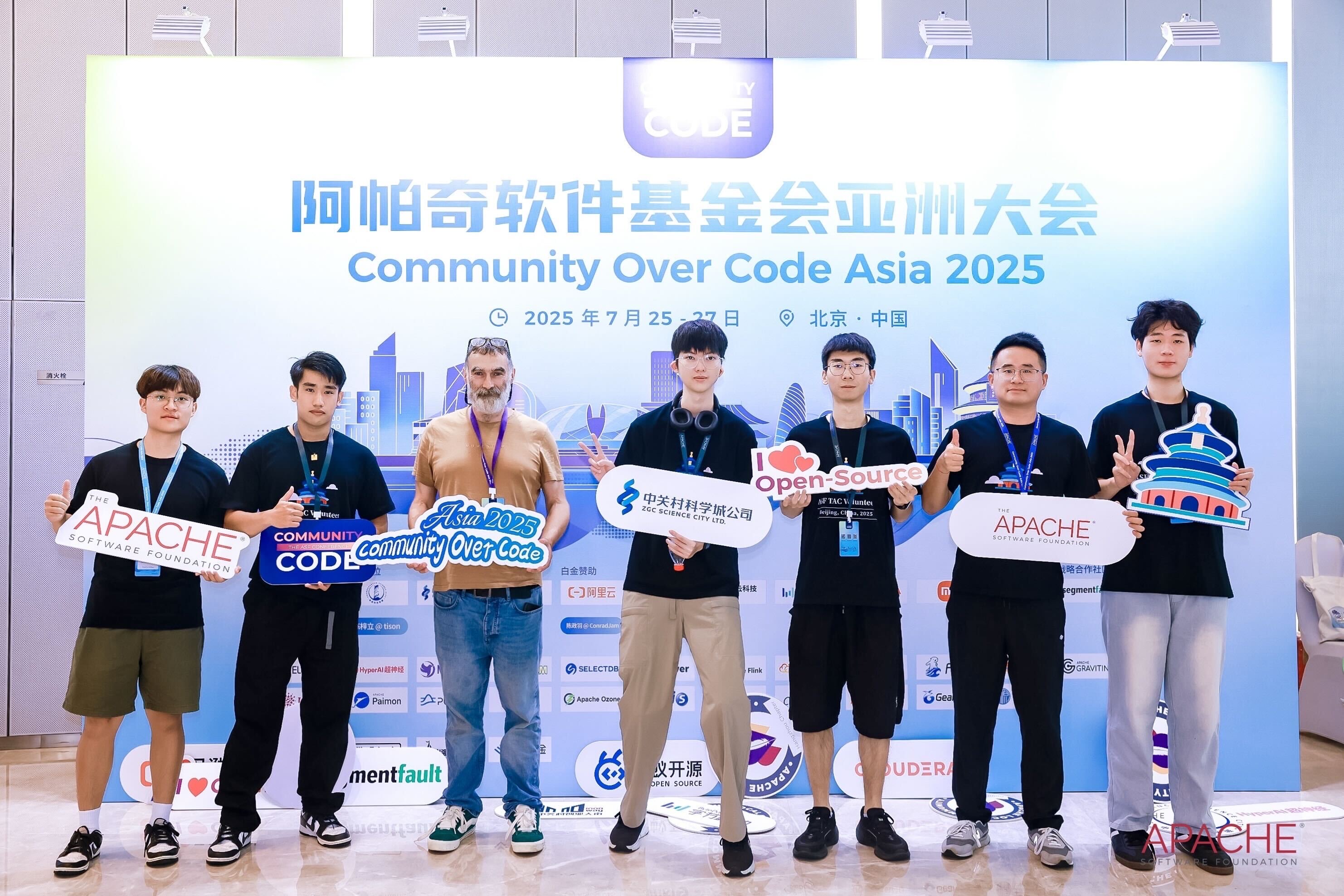 Apache CommunityOverCode Asia TAC friends group photo
